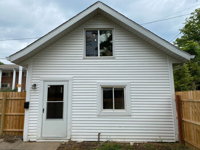 Building Photo - 515 S Fess Ave