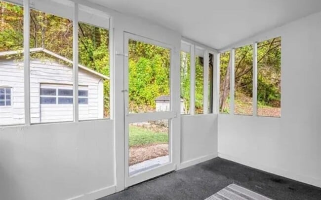 Building Photo - Charming 3-Bedroom Cottage with Garage & C...