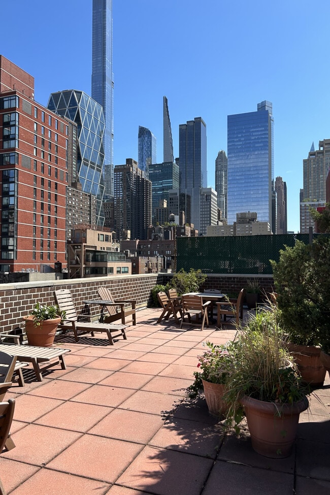 Building Photo - 414 W 54th St