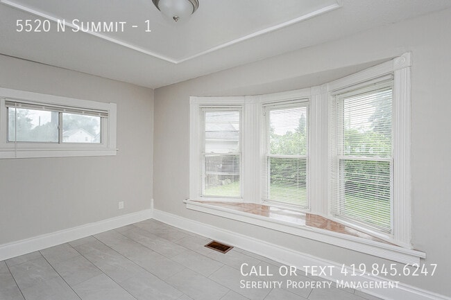 Building Photo - Newly Renovated 2-bdrm Lower Unit Availabl...