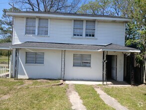 Building Photo - Spacious 3 Bedroom Home