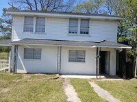 Building Photo - Spacious 3 Bedroom Home
