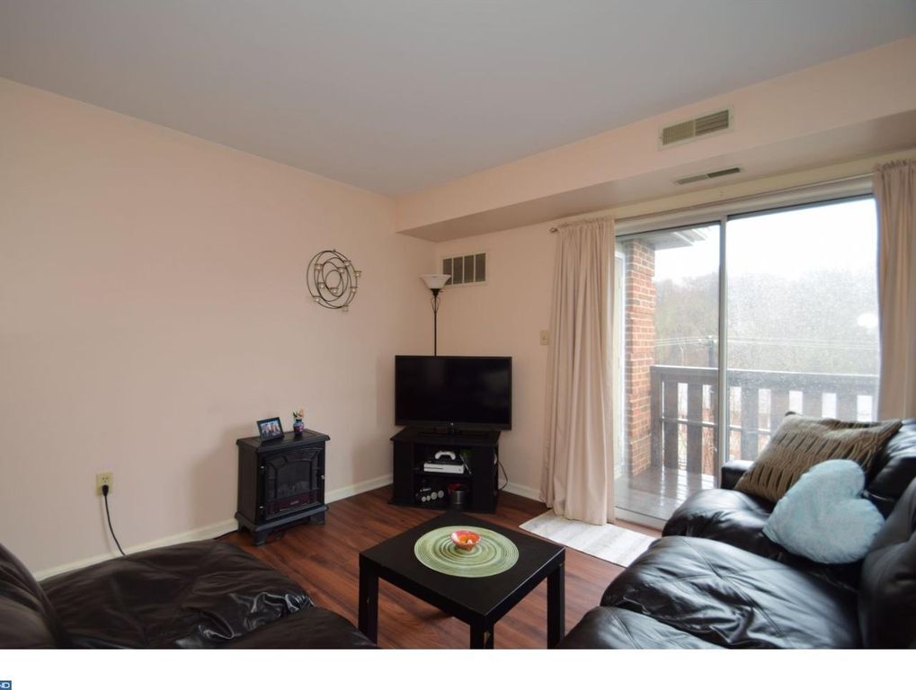 Building Photo - 620 Manatawny St