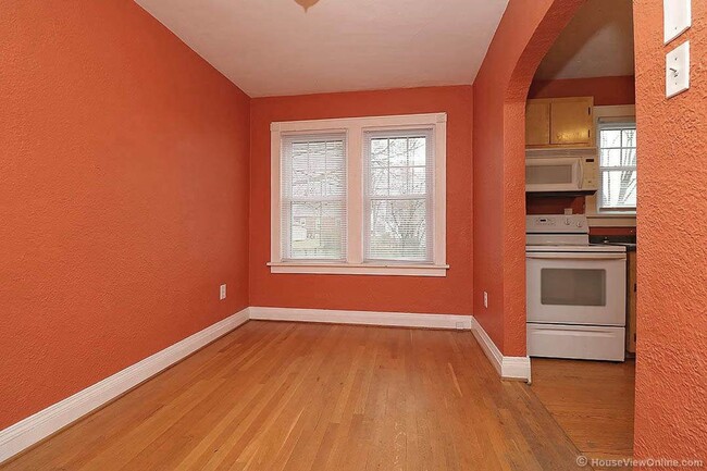 Building Photo - Available THIS SUMMER-Spacious Home Close to Campus