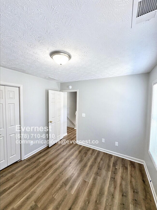 Building Photo - 1605 Brook Ln