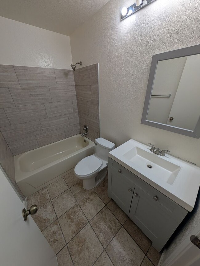 Building Photo - 1430 N Leawood Pl