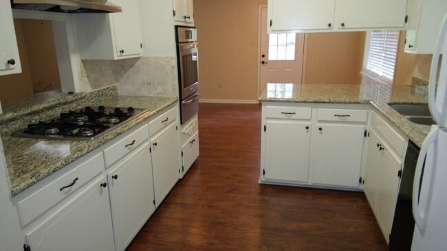 Building Photo - 905 Chinquapin Dr