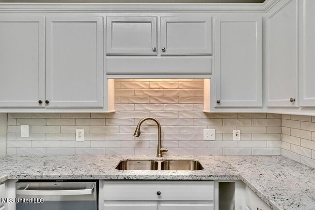 Building Photo - 301 White Oak Dr