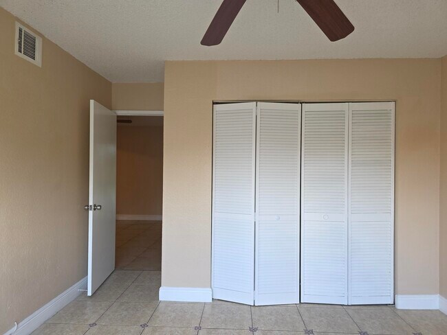 Building Photo - 1542 Lake Crystal Dr