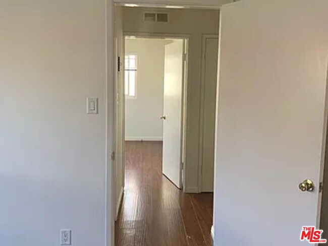 Building Photo - 832 S Gramercy Pl