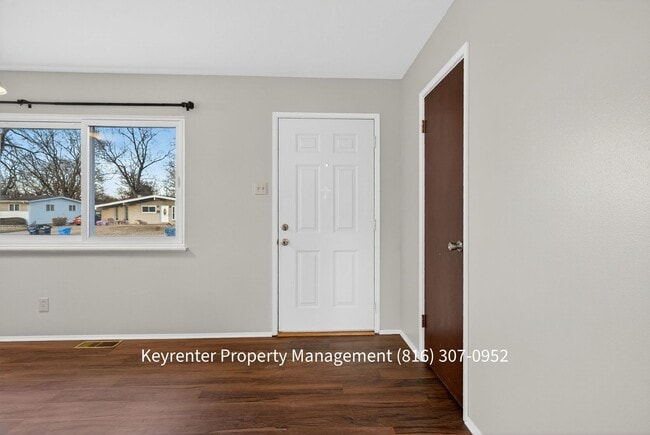 Building Photo - Spacious Florissant Home with Finished Basement & Bar