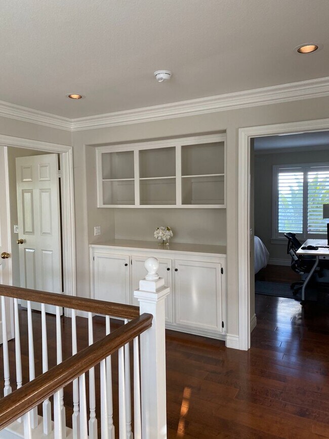 Building Photo - Private Courtyard Entry & Expansive Backyard Oasis