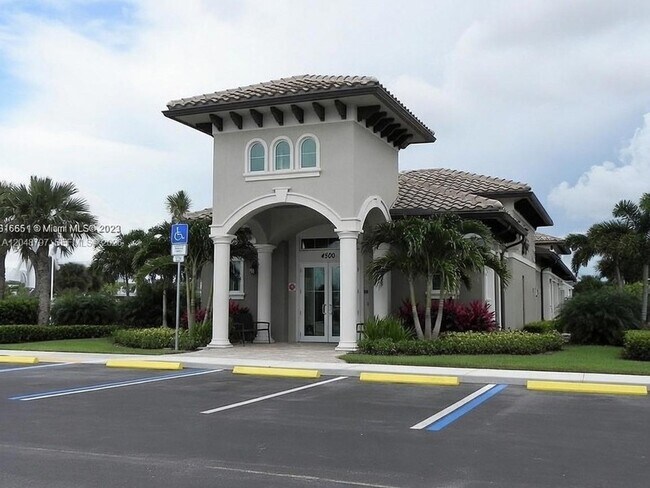 Building Photo - 950 Hillcrest Dr