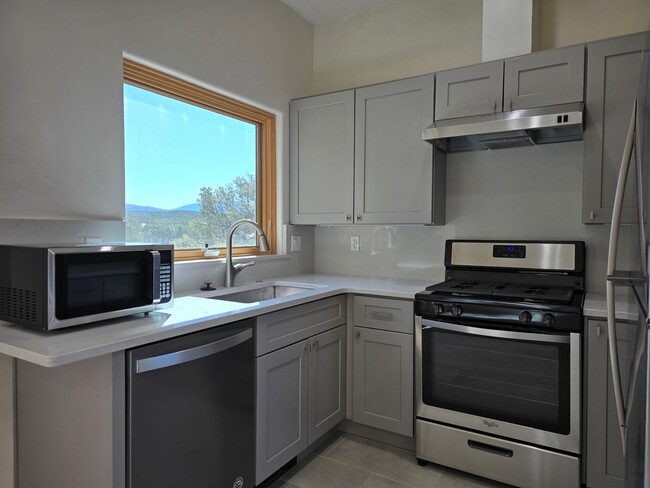 Building Photo - 76 E Wildflower Dr