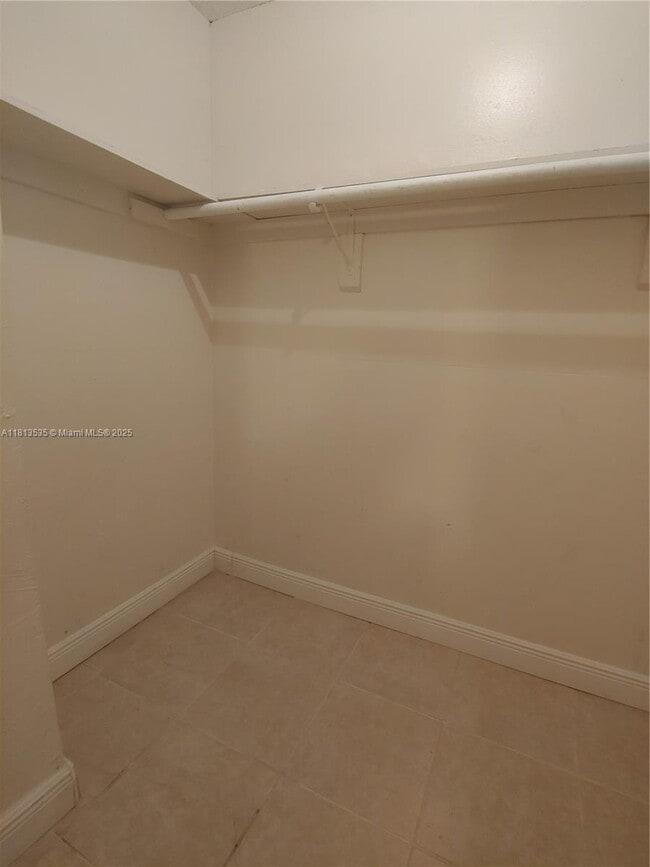 Building Photo - 1305 W 53rd St