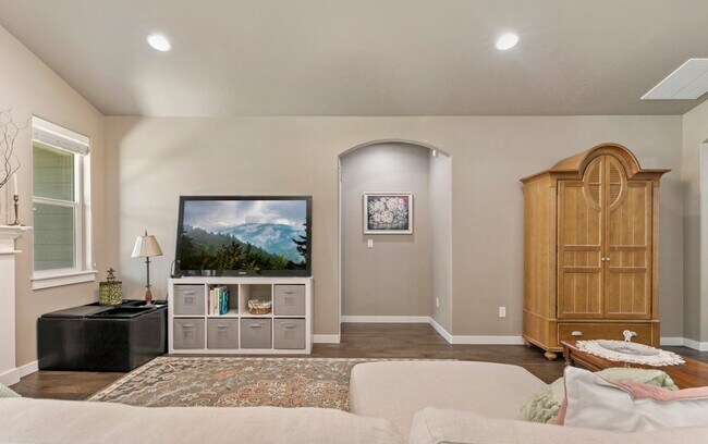 Building Photo - 3 - Bedroom Meridian home on corner lot!!