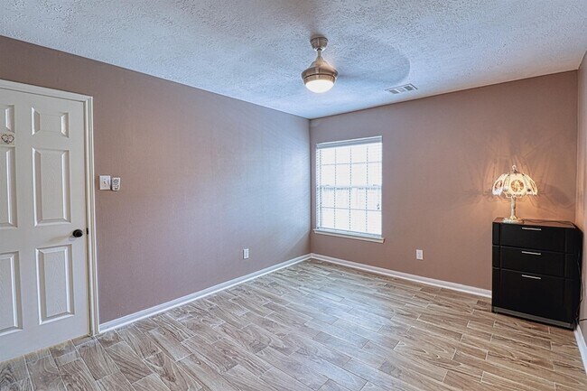 Building Photo - 2123 Meadow Park Cir