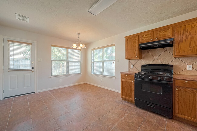 Building Photo - Spacious 3-Bedroom, 2-Bathroom Home with F...