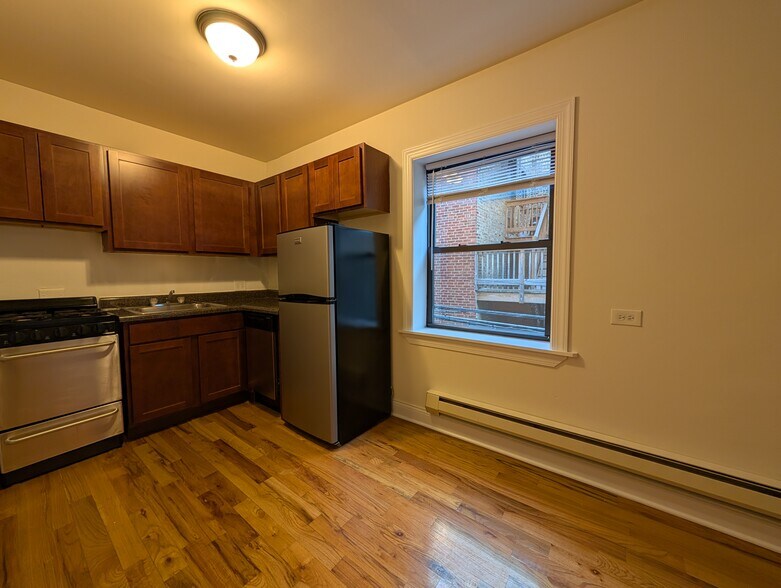 Building Photo - 813 W Cornelia Ave