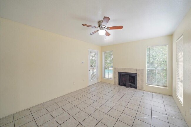Building Photo - 3900 Woodchase Dr