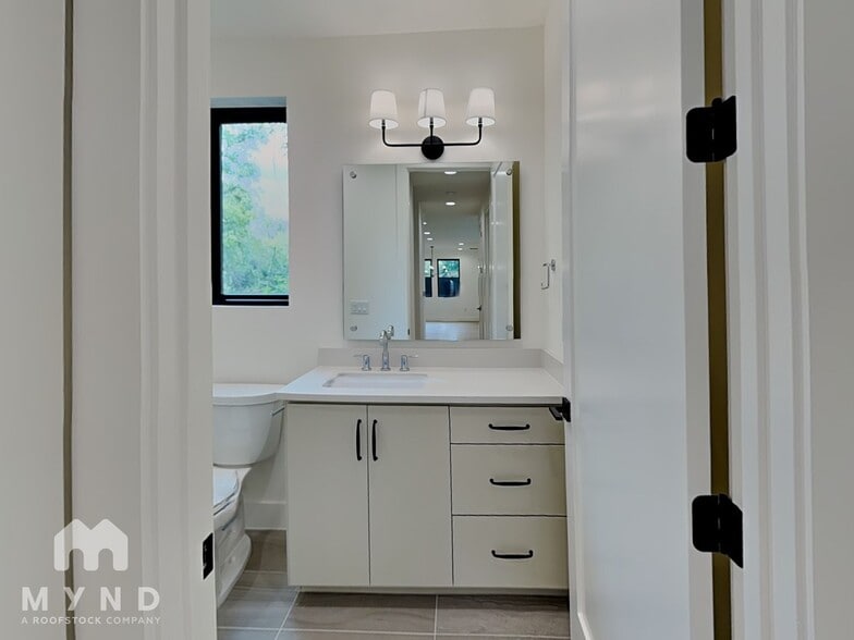 Building Photo - 1119 Mahan Dr