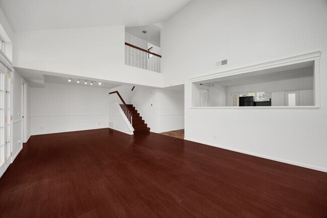 Building Photo - 3 Bed, 3 Bath townhome in Woodbridge Village