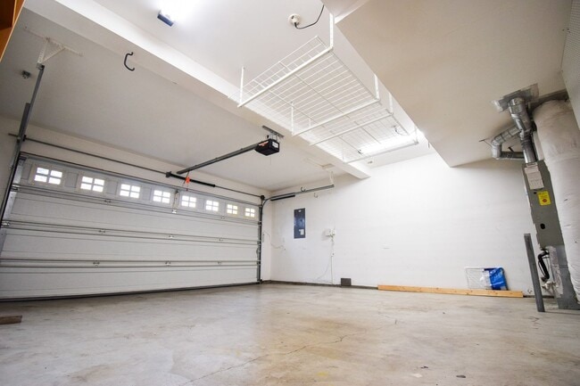 Building Photo - Move In Special!  $1000 Off!  Beautiful Spacious Home!