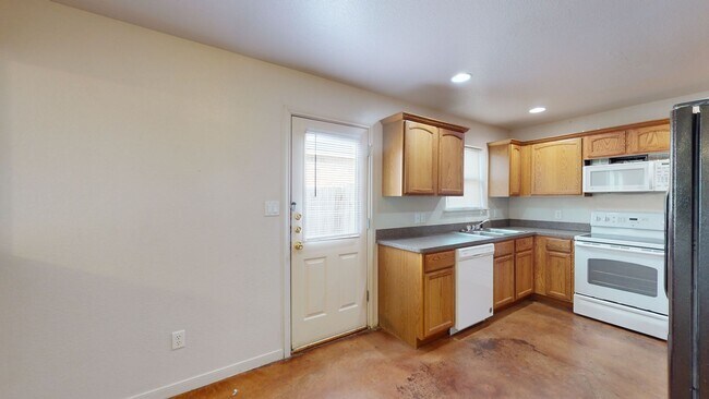 Building Photo - FREE DECEMBER RENT!!!