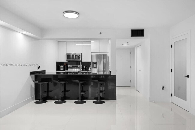 Building Photo - 1200 Brickell Bay Dr