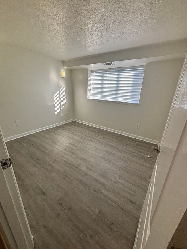 Building Photo - 2 Bedroom Condo in Hunting Ridge!
