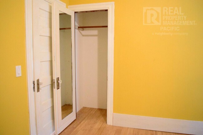 Building Photo - Spacious 3 Bedroom in Prime Location