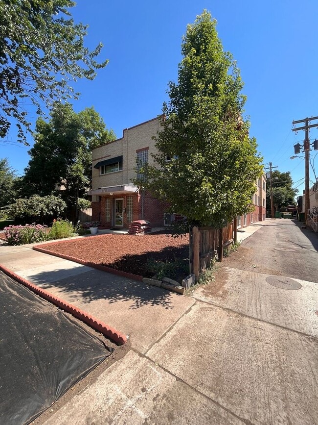 Building Photo - 2 Bedroom Condo in Park Hill, Denver