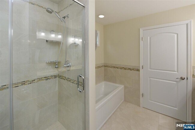 Building Photo - 40-10 Terhune Pl