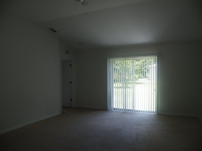 Building Photo - 17 Philmont Ln