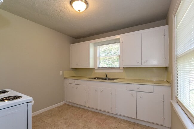 Building Photo - Cozy and Affordable 2 Bedroom Garage Apt in 77705!