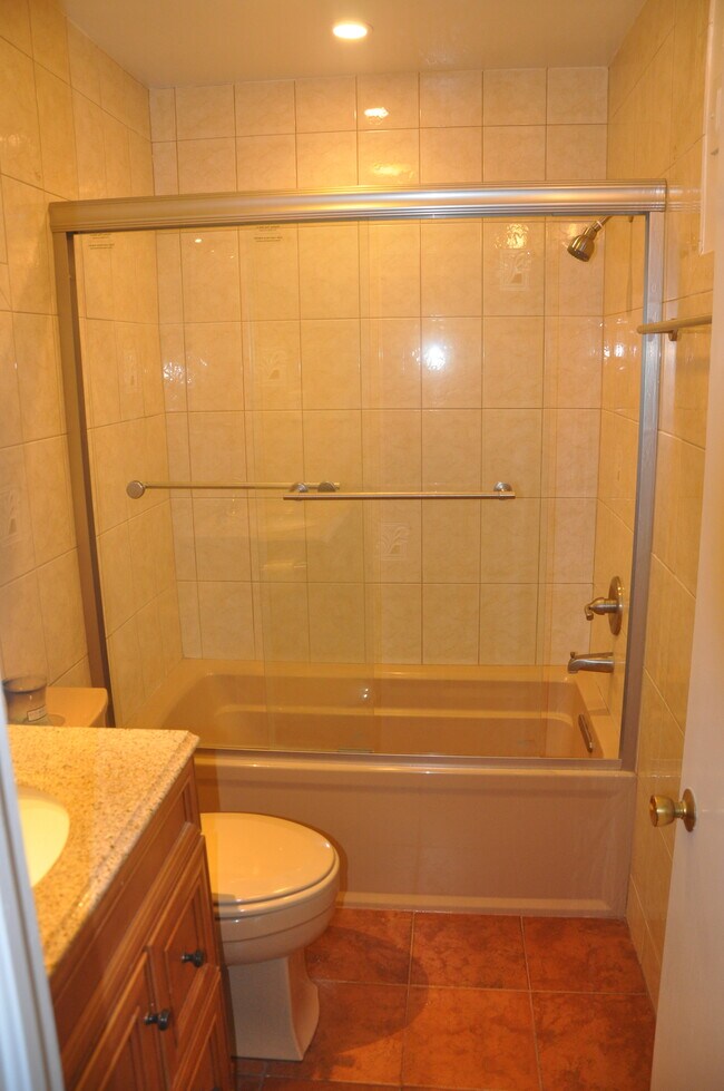 Building Photo - 570 Barrett Ave