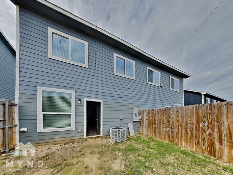 Building Photo - 3261 Karen St