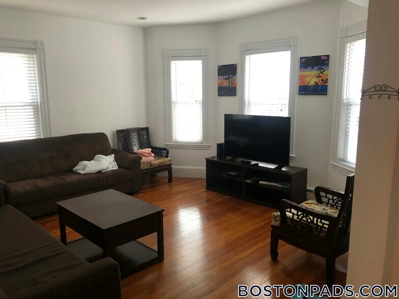 Building Photo - 27 Brackett St