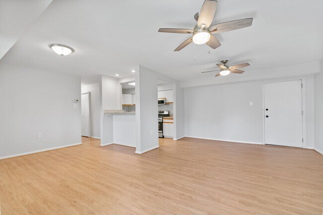 Building Photo - Fairwinds. Renovated and Updated. Spacious 2 bed 2 bath ground level condo in Annapolis!