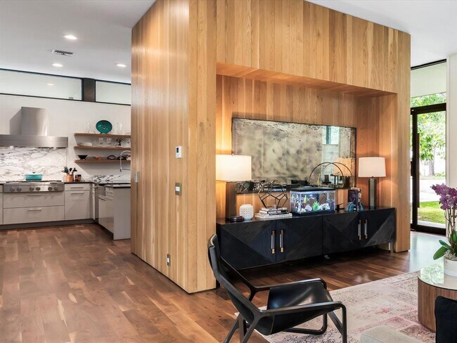 Building Photo - 1703 Dexter St