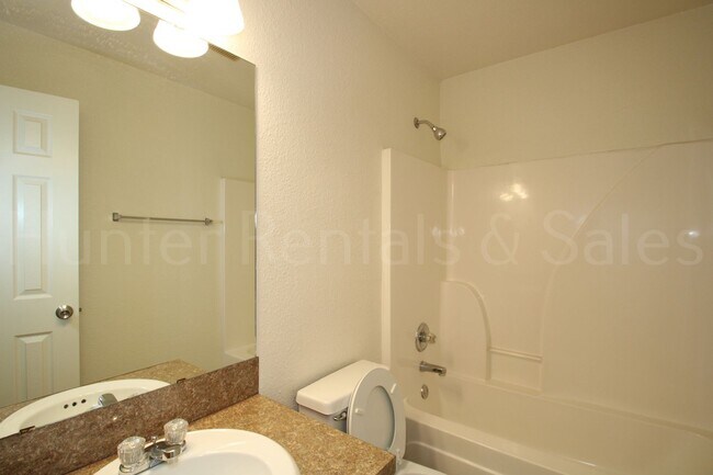 Building Photo - Heights Townhome