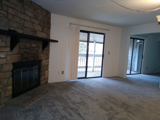 Building Photo - Awesome 2 Bedroom w/ Study 2 Bath Robinwoo...