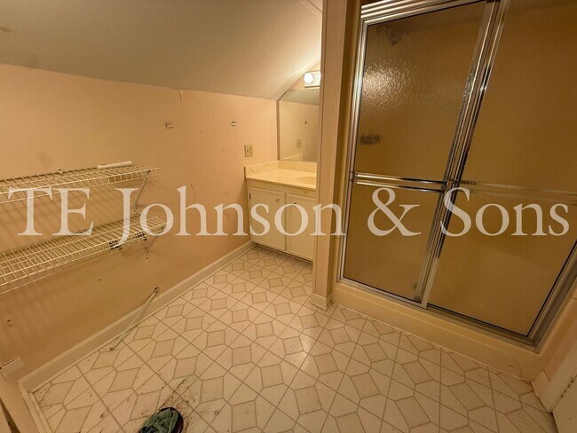 Building Photo - Spacious 3 Bedroom Home with Primary Suite on Main Level and 2-Car Carport