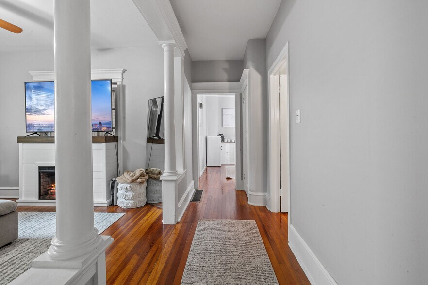 Building Photo - 624 Thomas Ave