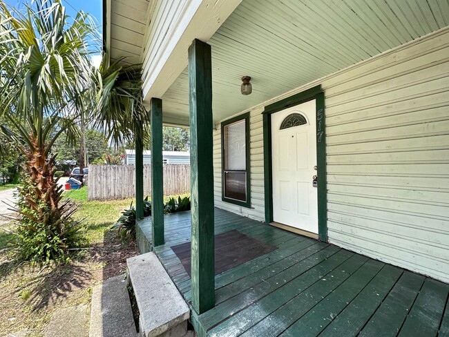 Primary Photo - Beautiful 2 Bedroom, 1 Bathroom House in F...