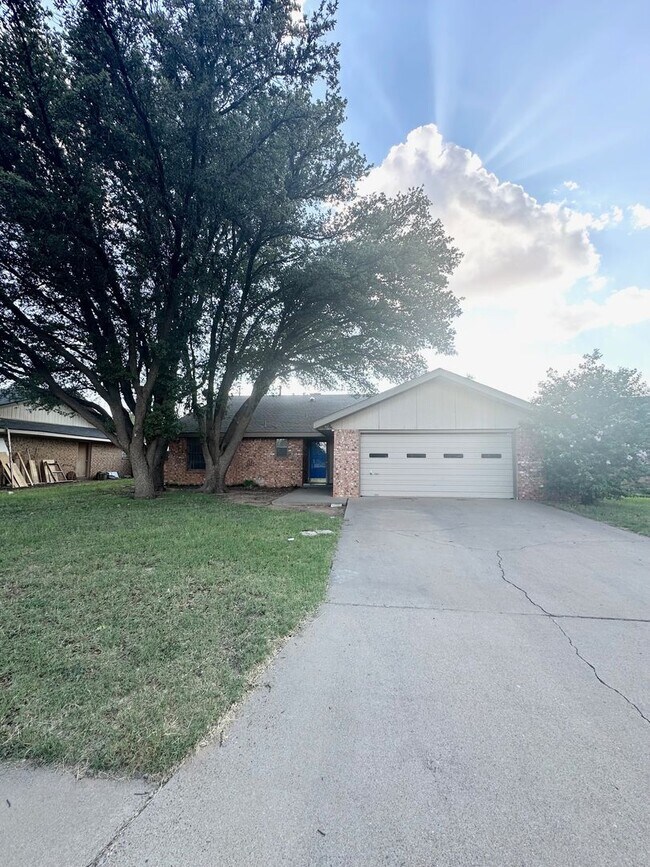 Primary Photo - 4 Bed 2 Bath Ready to Rent ASAP