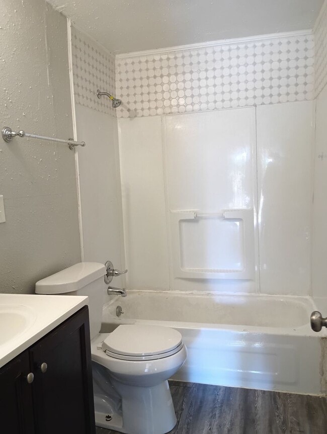 Building Photo - Close to shopping Centers!