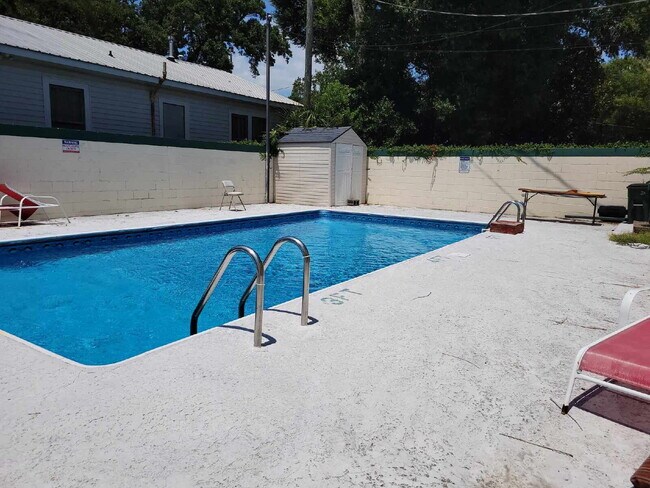 Building Photo - Historic home 2/1 for rent! Fully furnished