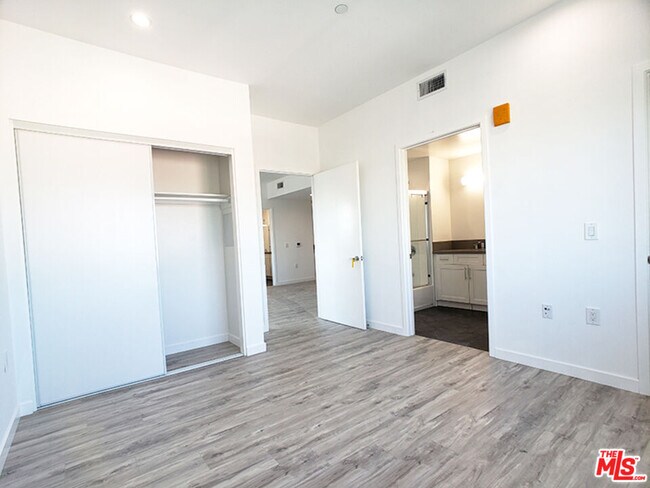 Building Photo - 1229 S Kingsley Dr