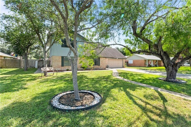 Building Photo - 607 E 11th St